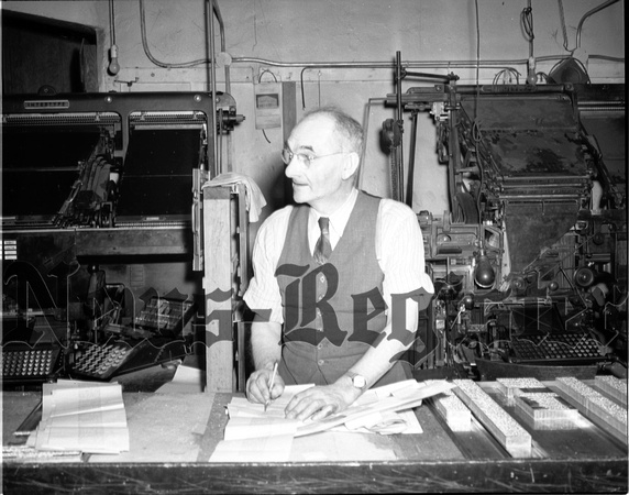 1945-8 Henry Heimans lino operator.jpeg