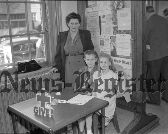 1949-4 Girls Scouts and Mrs. Stone, Red Cross fund.jpeg