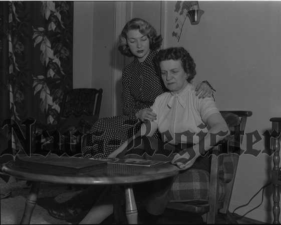 1949-4 Hurd, Donnamae and Mother.jpeg