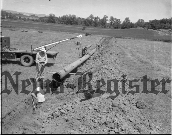 1949-7 City Water & Light laying pipeline.jpeg