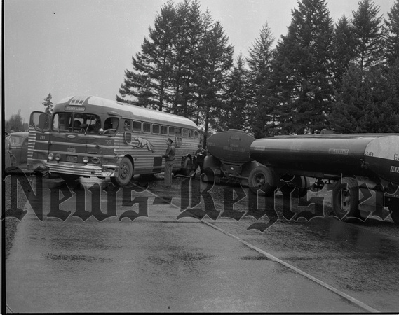 1950-11-23 Accident-Greyhound & tanker near Lafayette 1.jpeg