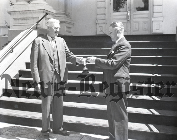 1943-08-19 Sheriff George Manning wins award-1