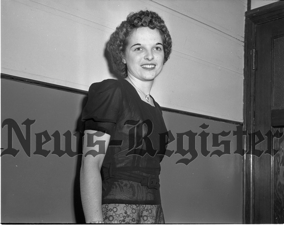 1945-11-29 Doris Johnson, Carlton V-Queen candidate.jpeg
