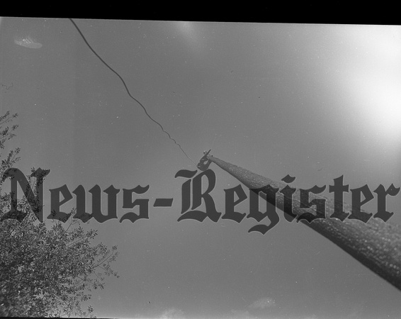 1938-9-1_Mark Wildgrube climbs Courthouse Flagpole-1