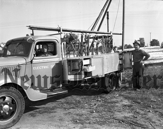 1938-10-20_McMinnville Water & Light; line service truck-2