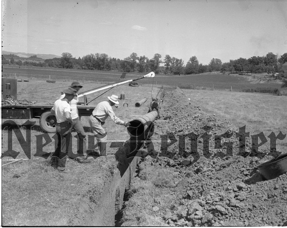 1949-7 City Water & Light laying pipeline 1.jpeg